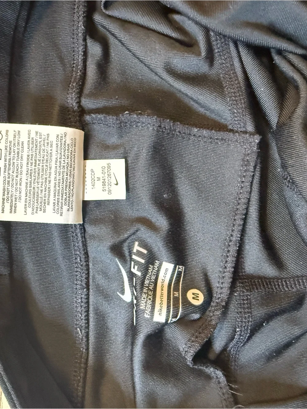 Nike Black Cropped Leggings capris with Reflective Swoosh medium 18 in inseam